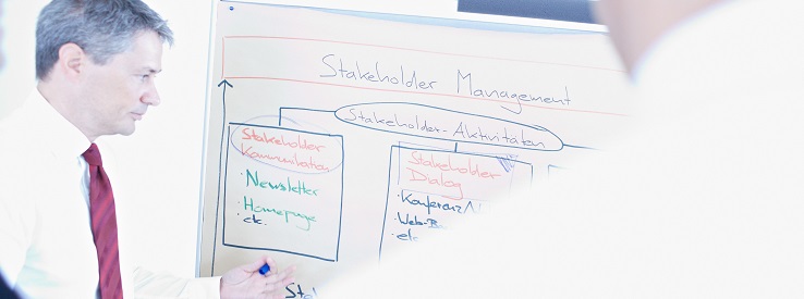 Mann vor Stellwand, imug